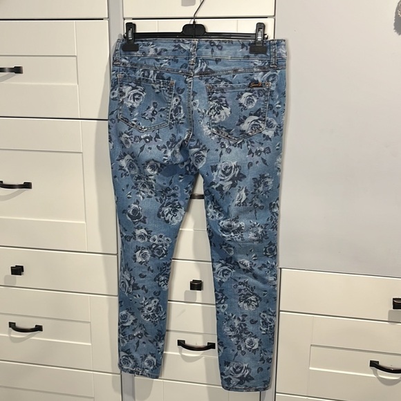 SEVEN size 8 x 29. jeans light wash, floral patterns, skinny Low rise. - Picture 7 of 9